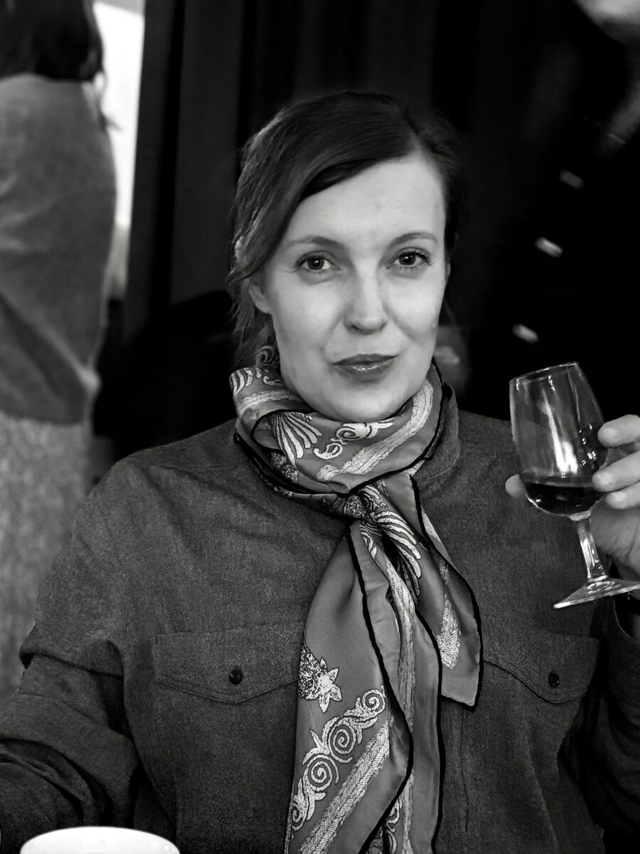 Maria Bergfalk med ett vinglas i handen