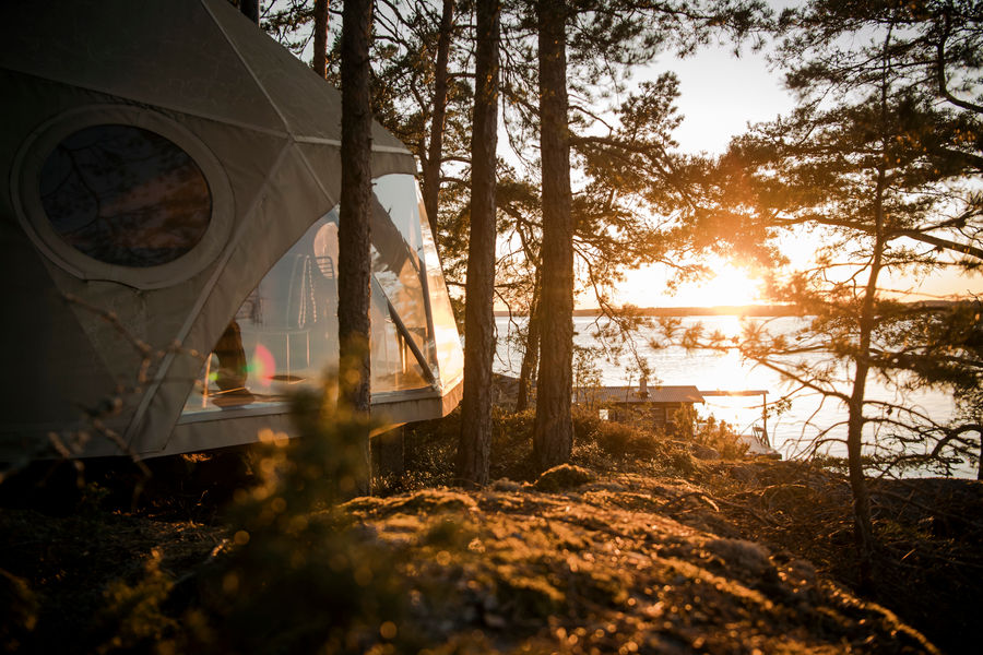 Island Lodge, kupoler i tallskogen i kvällsljus