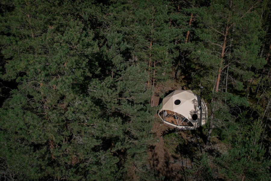 Island Lodge, kupoler i tallskogen i kvällsljus